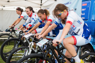slečny z juniorského týmu České spořitelny Specialized