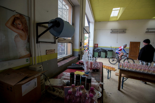 Tradiční průjezd garáží v Rybářích