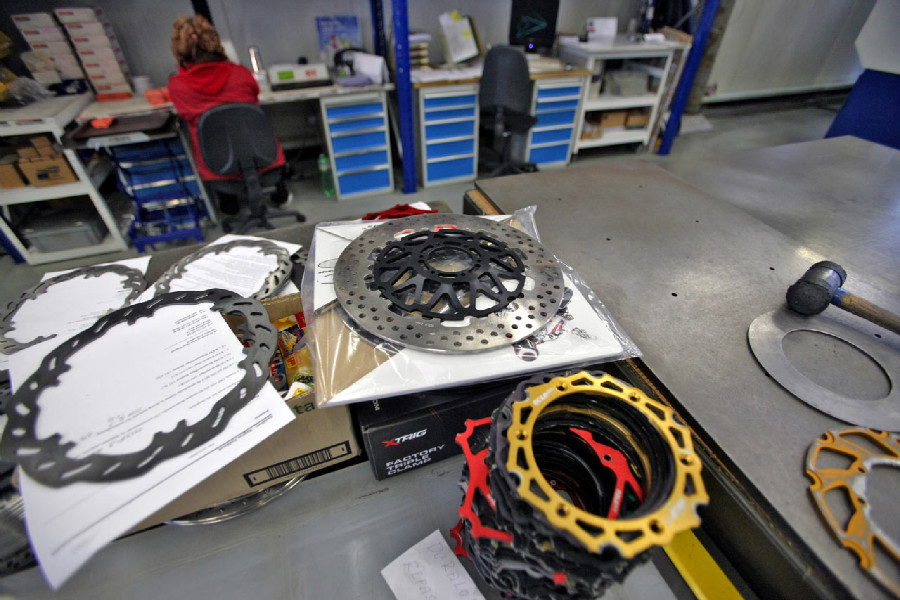 Na návštěvě v Goldfren - sklad destiček a kotoučů před vinálním balením