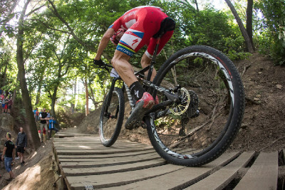 Jaroslav Kulhavý si kontroluje ucházející zadní gumu