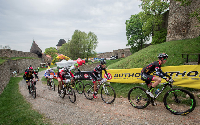 Čelo závodu projíždí hradem