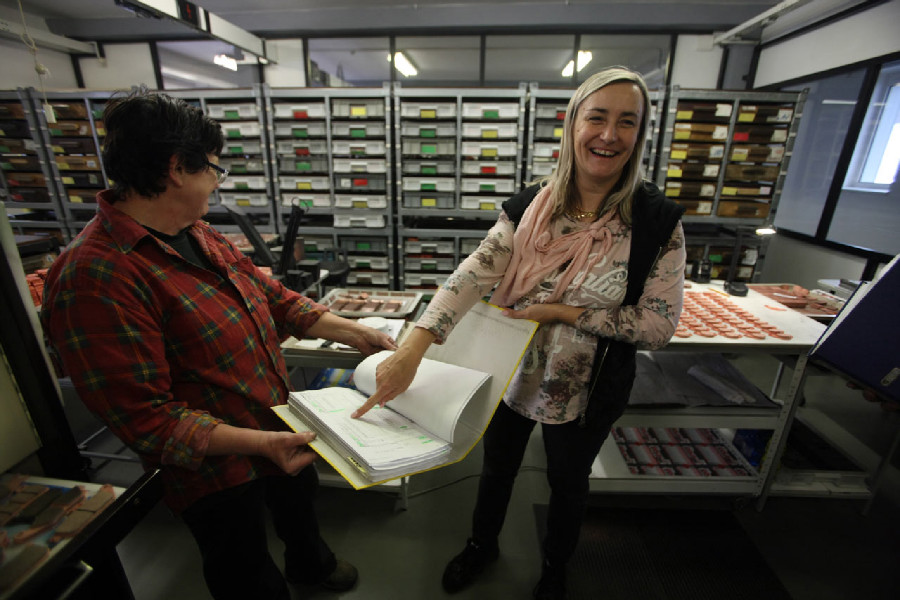 Na návštěvě v Goldfren - majitelka firmy ukazuje pečlivou evidenci jednotlivých šarží