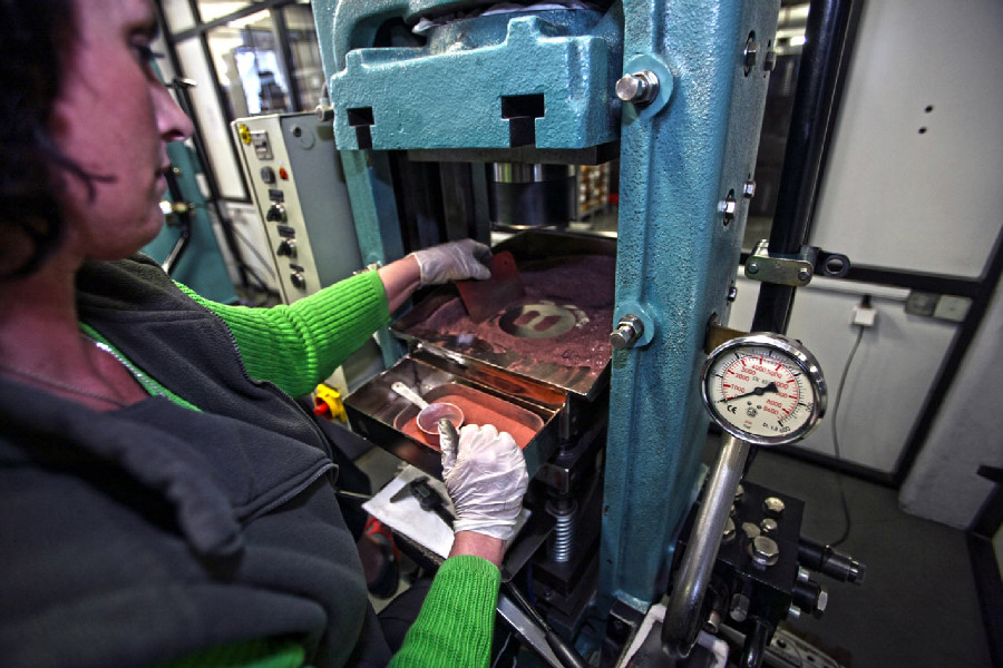 Na návštěvě v Goldfren - příprava brzdových "bochánků"