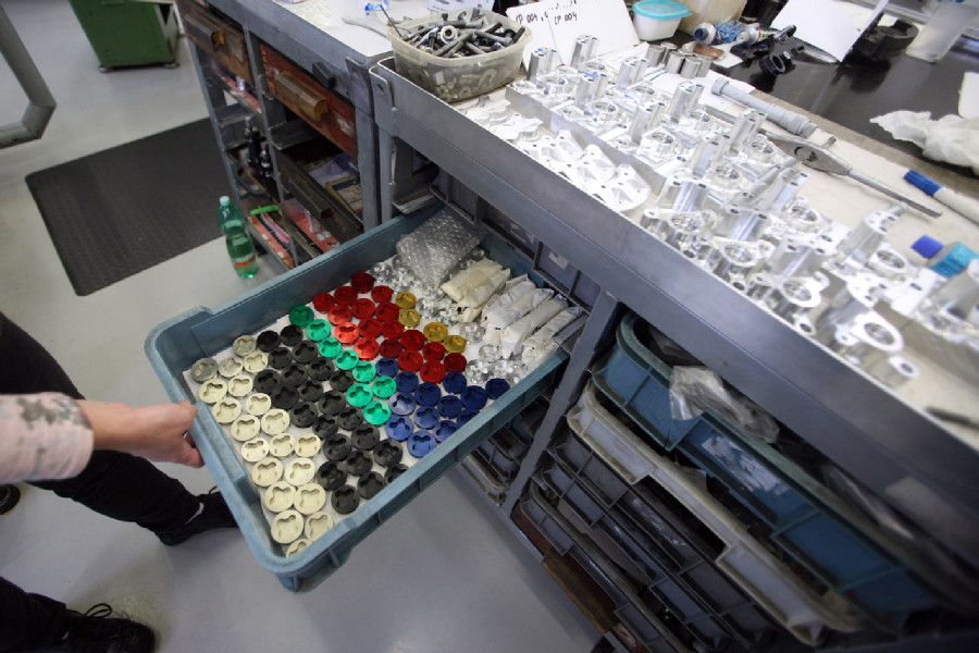 Na návštěvě v Goldfren - CNC výroba nabízí i barevné zátky pístků kotoučových třmenů