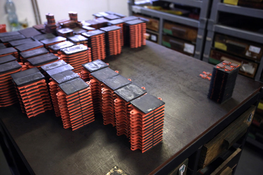 Na návštěvě v Goldfren - složené destičky připravené na vypálení