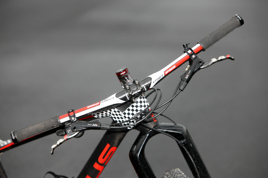 Focus prototyp Floriana Vogela - karbonový kokpit FSA