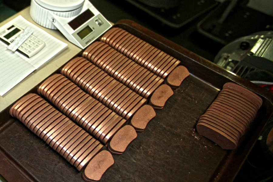 Na návštěvě v Goldfren - brzdové části obložení před spečením s kovovými částmi destiček