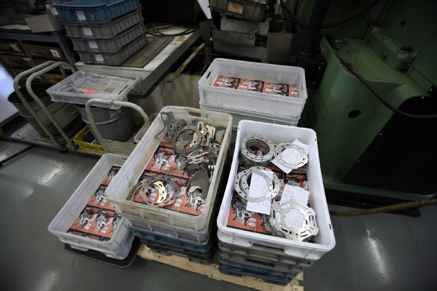 Na návštěvě v Goldfren - sklad destiček a kotoučů před vinálním balením