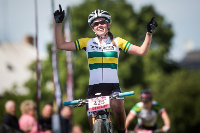 Rebecca Henderson vyhrává závod žen