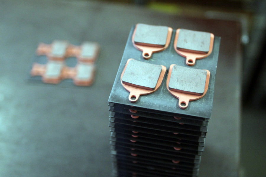 Na návštěvě v Goldfren - složené destičky připravené na vypálení