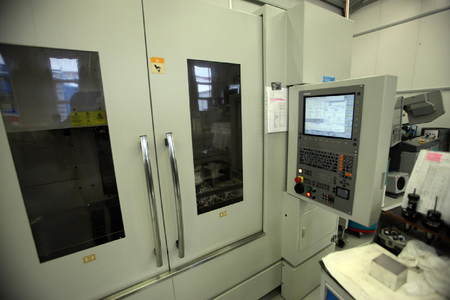 Na návštěvě v Goldfren - jeden z CNC strojů, kterých mají v Gold Frenu víc