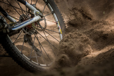 prach. spousty prachu.