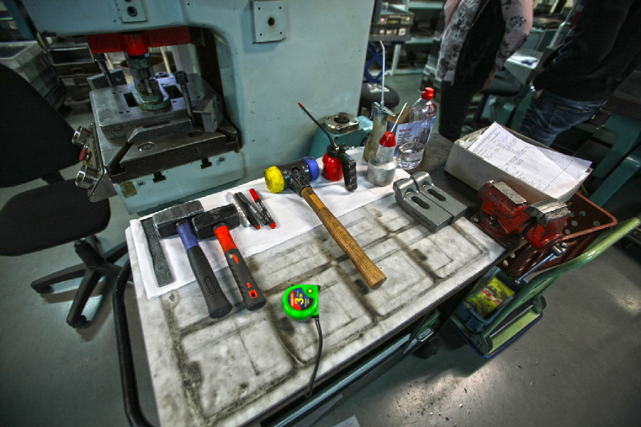 Na návštěvě v Goldfren - lisovna kovových částí destiček