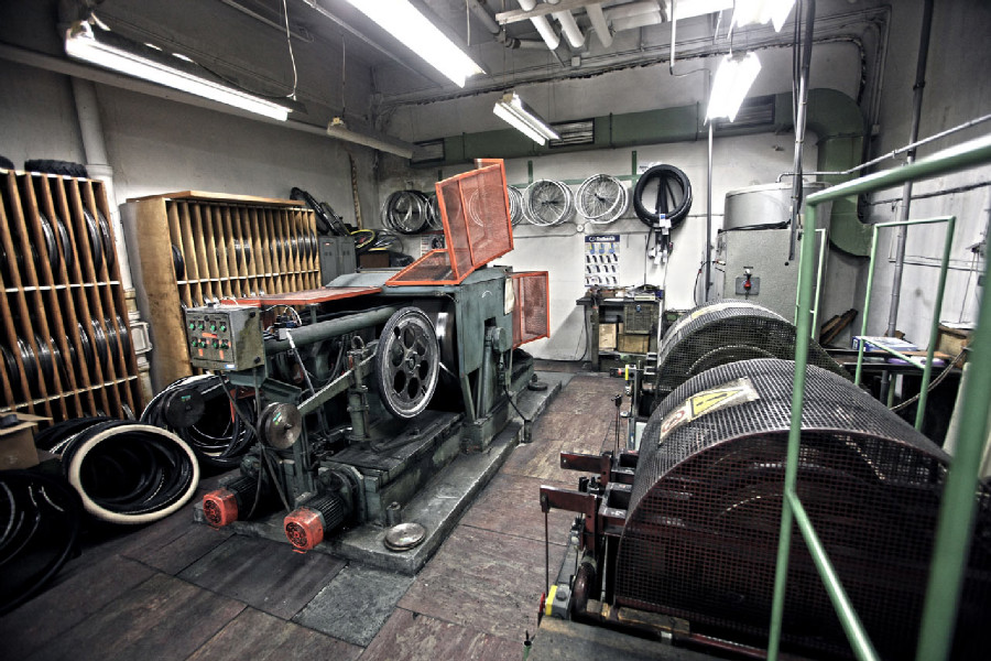 Na návštěvě v Rubeně - místnost strojního testování plášťů