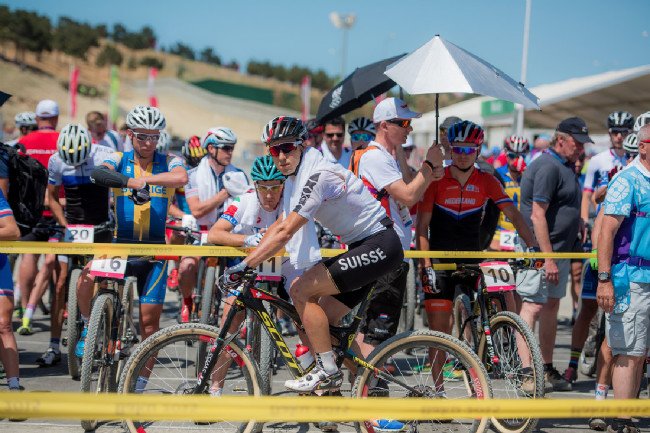 Nino Schurter s chladící vestou