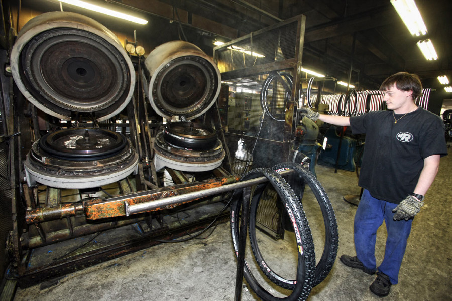 Na návštěvě v Rubeně - dvojitý lis ve kterém vzniká finální podoba pláště