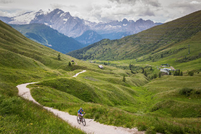 Tereza Huříková stoupá na Passo Sella