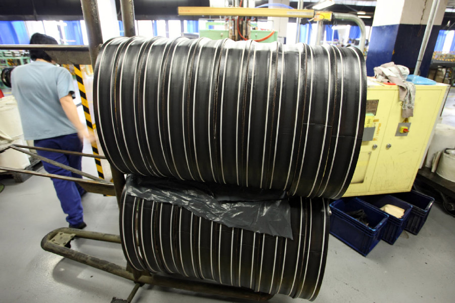 Na návštěvě v Rubeně - polotovar pláště s reflexní páskou na bočnici