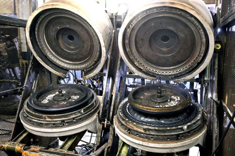 Na návštěvě v Rubeně - dvojitý lis ve kterém vzniká finální podoba pláště