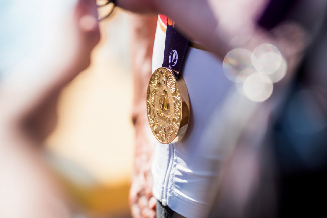 To je panečku kus medaile!