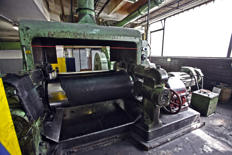 Na návštěvě v Rubeně - válcování směsi pro běhoun