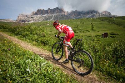 Annika Langvad stoupá na Passo Pordoi