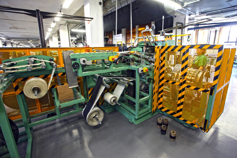 Na návštěvě v Rubeně - konfekční stroje spojují běhoun, kord a patní výztuhu