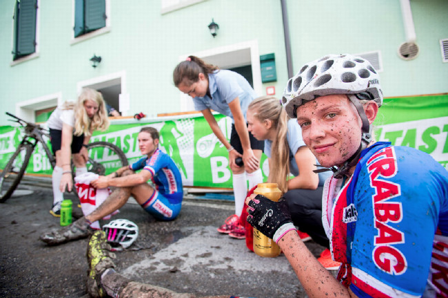 Mistrovství Evropy XCO 2015 - sobota - v cíli už bylo dobře