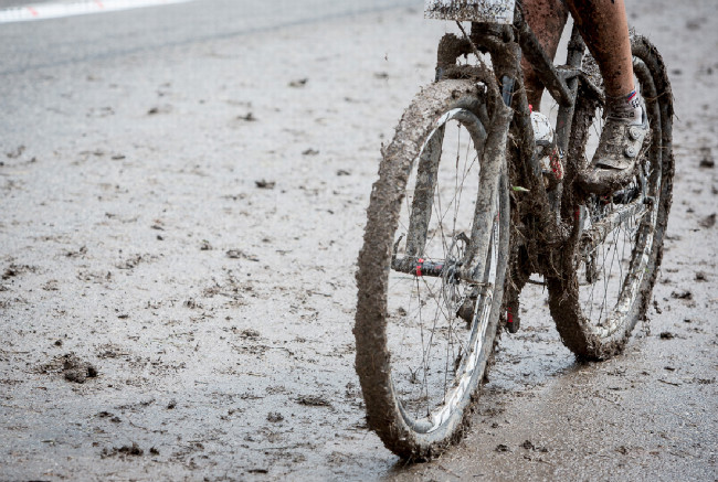 Mistrovství Evropy XCO 2015 - sobota - ani dámy to neměly s bahnem jednoduché