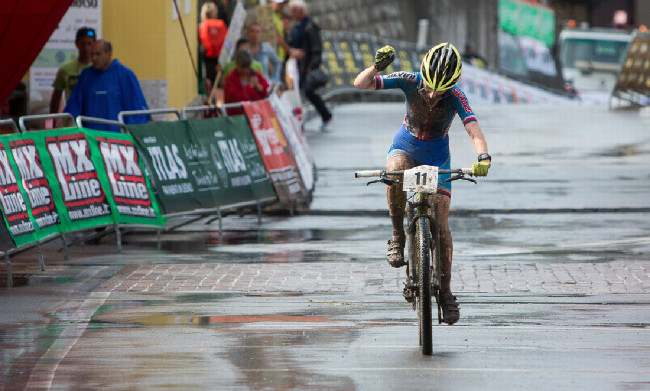 Mistrovství Evropy XCO 2015 - sobota - Jana Czeczinkarová se raduje z pátého místa