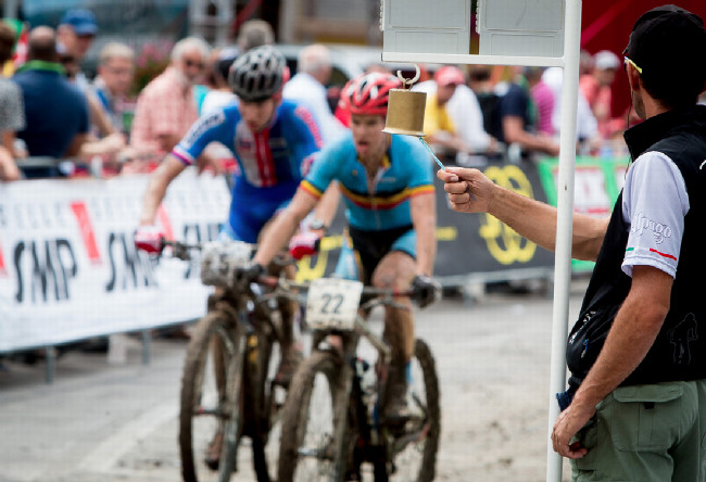 Mistrovství Evropy XCO 2015 - sobota - do posledního kola vjížděl Mates společně s Belgičanem, pak mu spadl řetěz