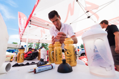 Viktor Zapletal připravuje chladivé občerstvení pro své závodníky