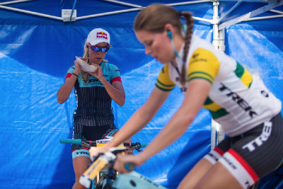 Emily Batty se zahřívá a chladí zároveň