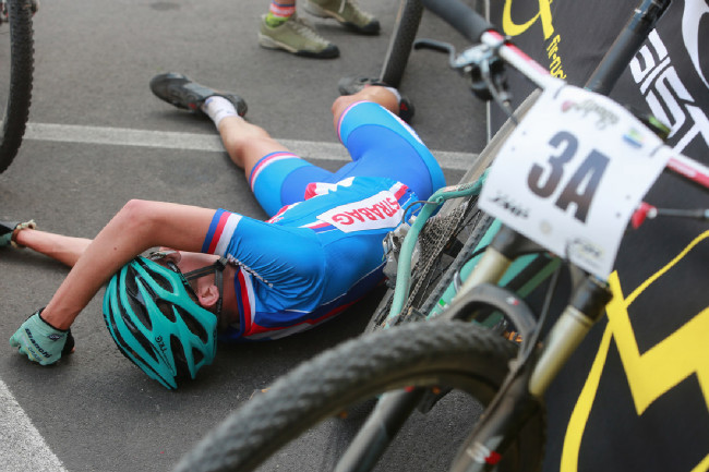 Honza Vastl padl v cíli k zemi vyčerpáním....