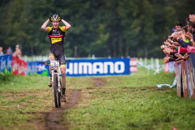 Grant Ferguson vyhrává závod do 23 let