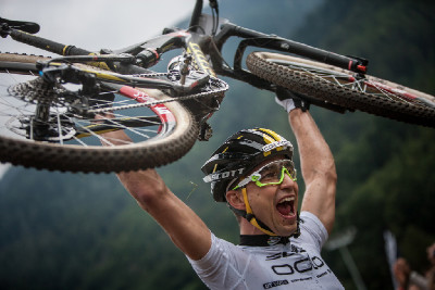 Nino Schurter vítězí