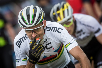 Julian Absalon se občerstvuje před závěrečnou fází závodu