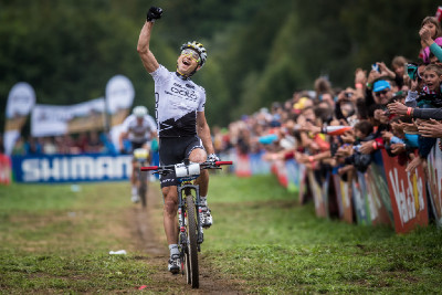 Nino Schurter vítězí