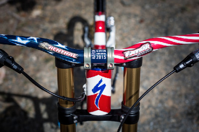 karbonová řídítka Renthal ve speciálním designu