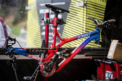 Commencal pro Myriam Nicole