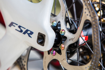 téměř všechny šrouby na kole jsou titanové