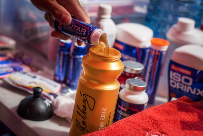 kouč míchá závodní drink