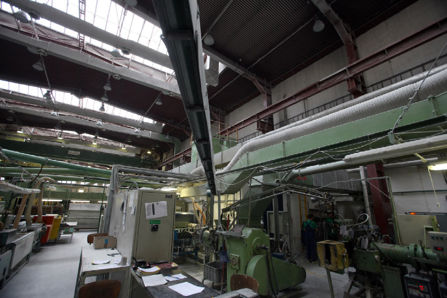 Mitas veloduše - všudypřítomné dopravníky, trubky a ovládací pulty