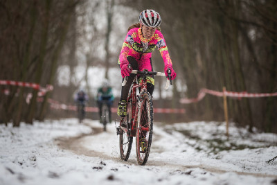 MČR cyklokros 2016: Martina Mikulášková se dostala do vedení
