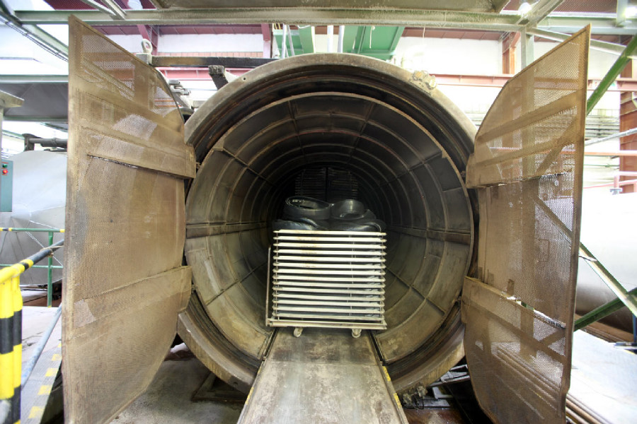 Mitas veloduše - uvnitř vulkanizační pece jsou duše na speciálních vozících