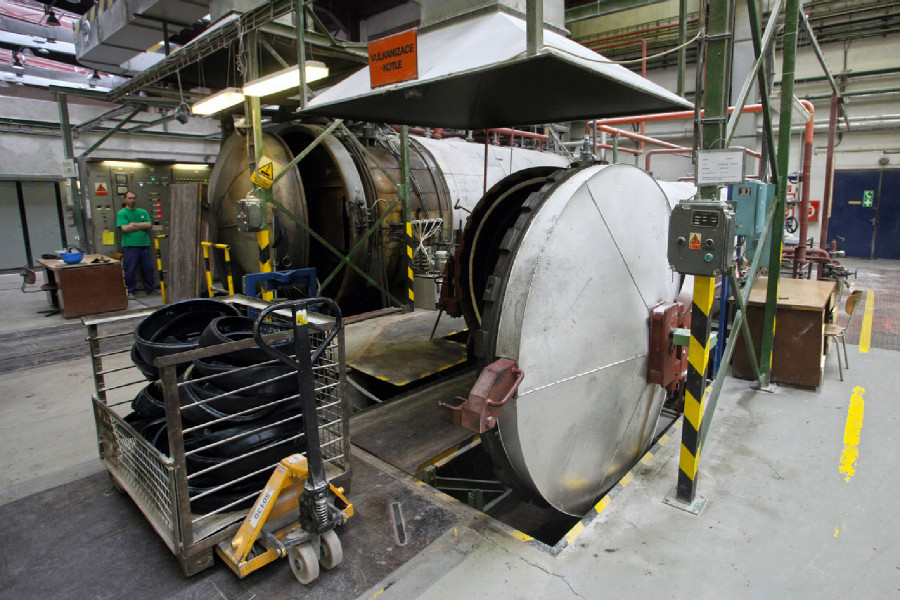 Mitas veloduše - vulkanizačních pecí mají v Mitasu několik