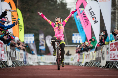 MČR cyklokros 2016: Martina Mikulášková slaví 
