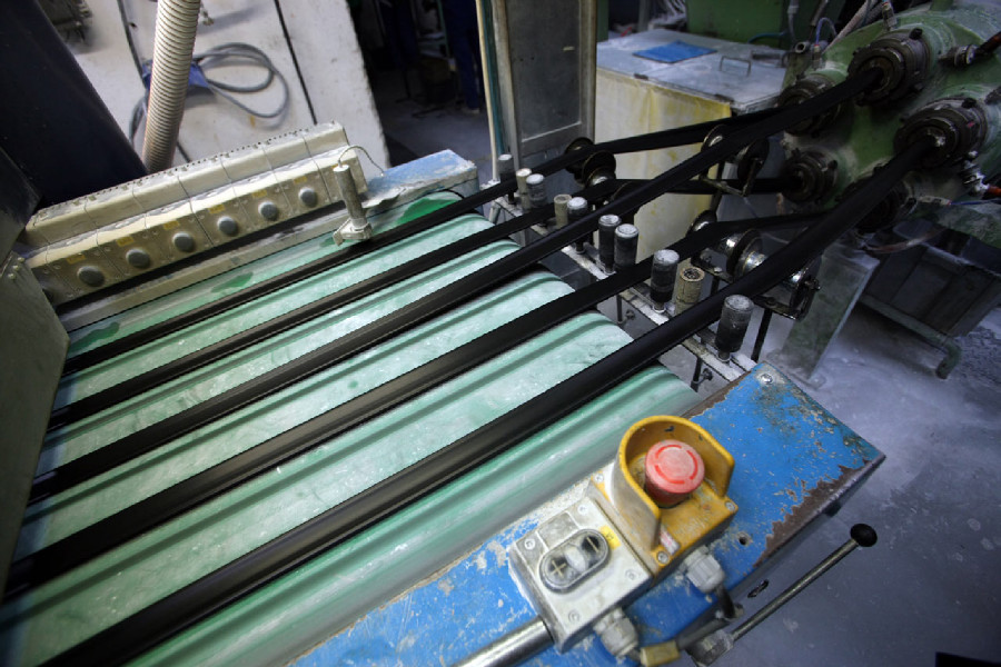 Mitas veloduše - pět gumových hadic současně produkuje jedna linka