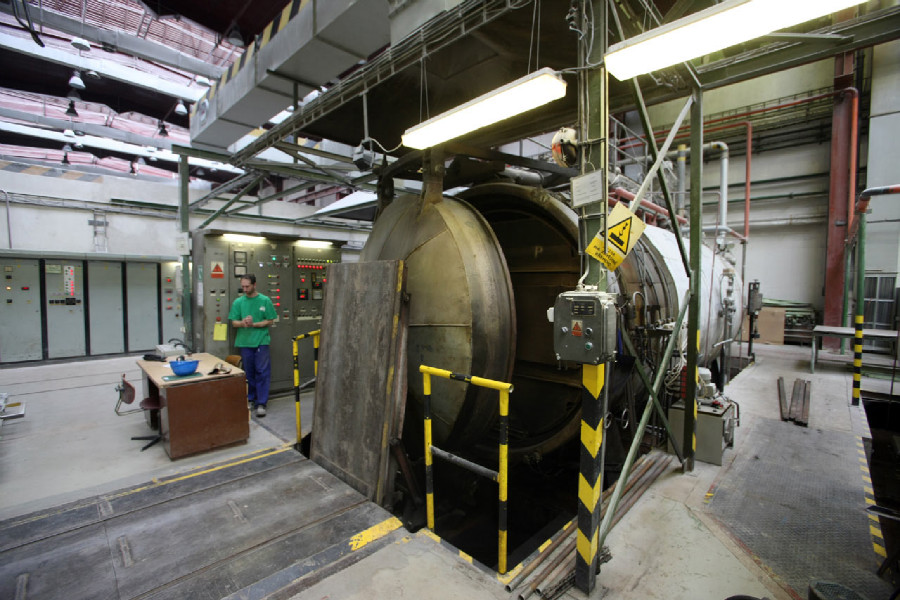 Mitas veloduše - otevírání vulkanizační pece