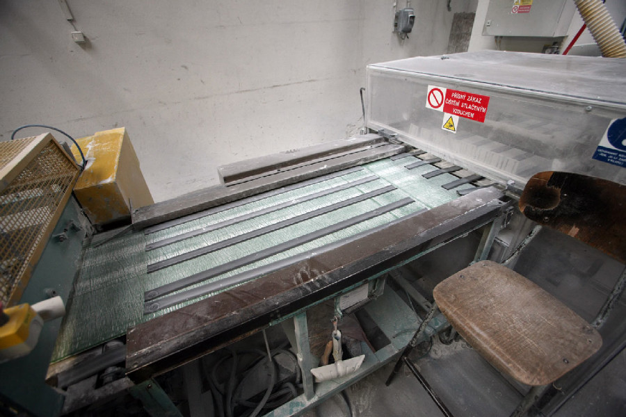 Mitas veloduše - v "klouzkovači" se duše s nalepenými ventilky popráší speciálním prachem 